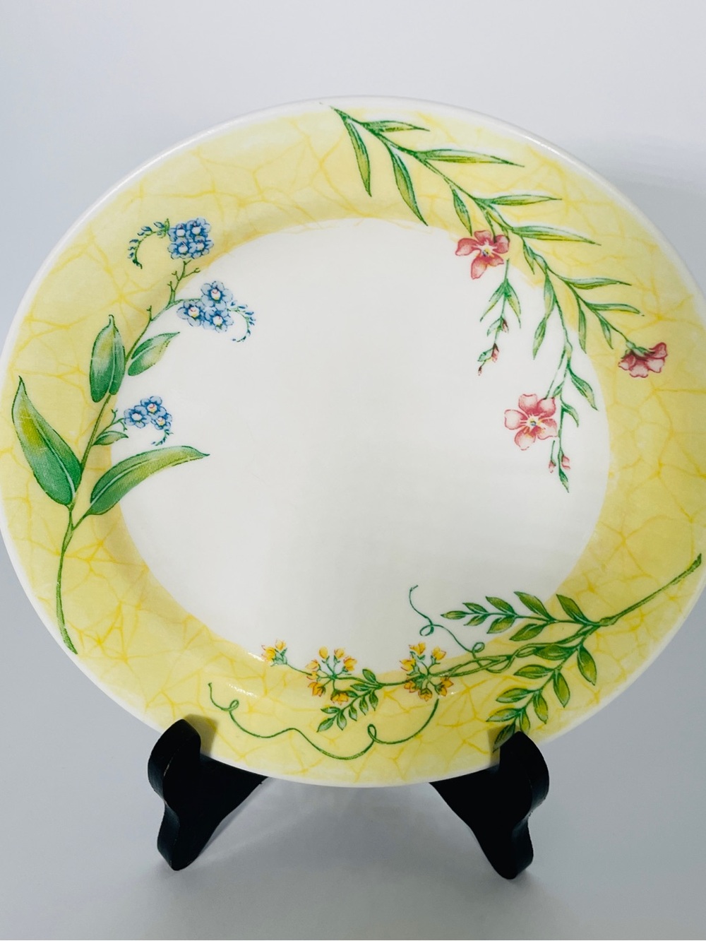 Corelle  Sun Garden 7.25”  Bread/Dessert Plates. Set of Four